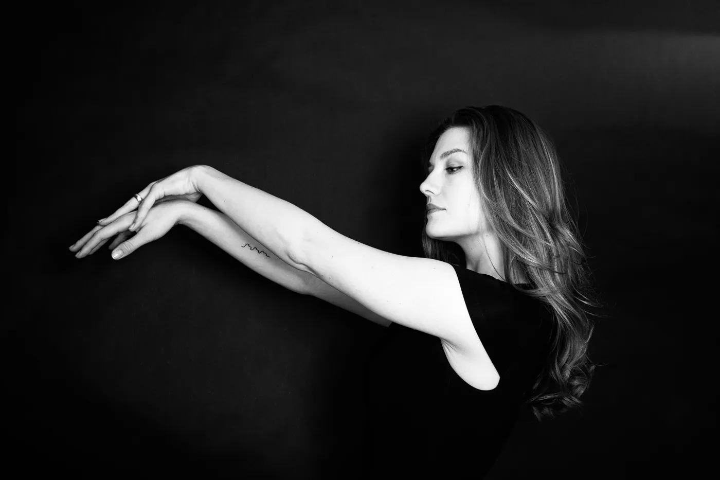 B/W Arme ausgestreckt