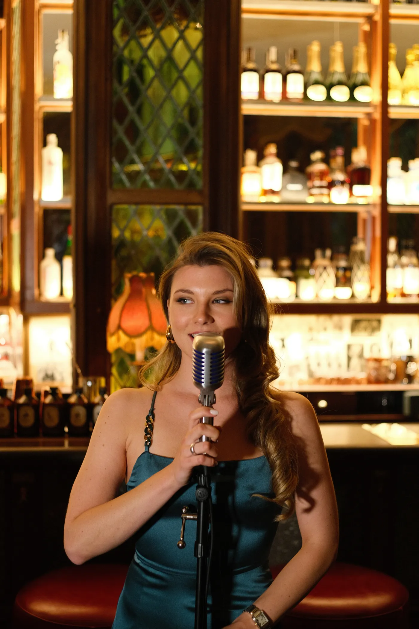 Sina standing mic in hand